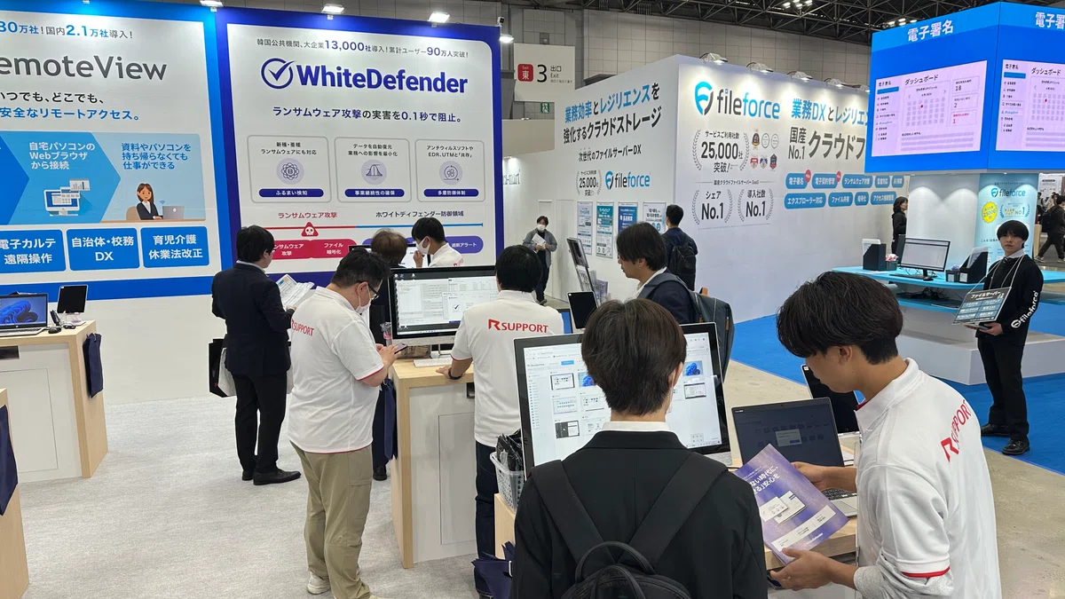 Japan DX Week 2026 春のRSUPPORTブースにて、WhiteDefender（ホワイトディフェンダー）のデモ画面を使い、ランサムウェア攻撃の実害を0.1秒で阻止するを実感する様子。