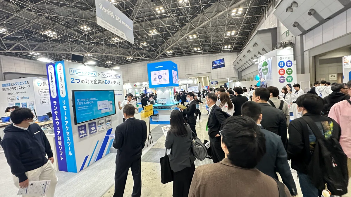 Japan DX Week 2026 春のRSUPPORTブースにて、ランサムウェア対策ソフト「WhiteDefender」のミニセミナーを行い、来場者に防御メカニズムを解説する様子。