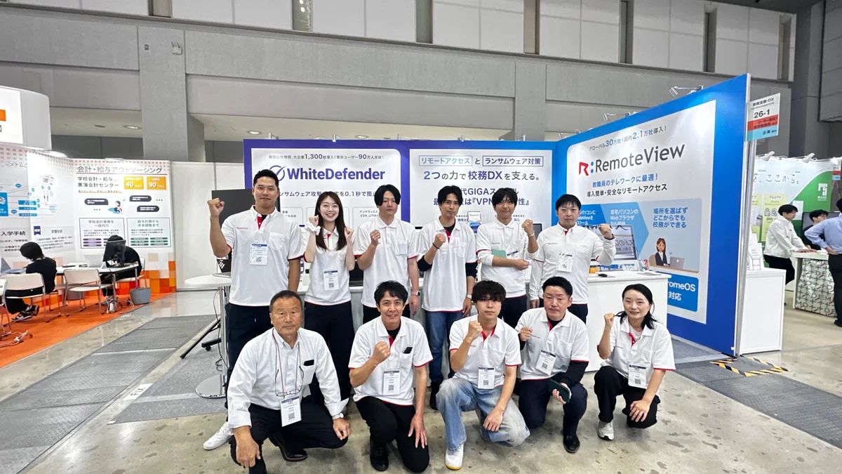 第17回 EDIX 東京での、RSUPPORT株式会社スタッフ一同の集合写真。お揃いの白いポロシャツで笑顔のスタッフ。